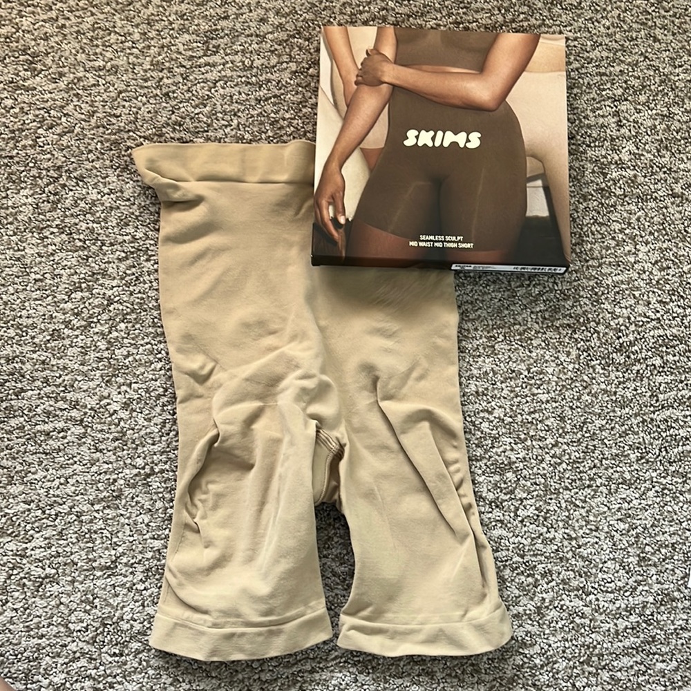 Skims Seamless Sculpt Mid Waist Mid Thigh Short NEVER WORN